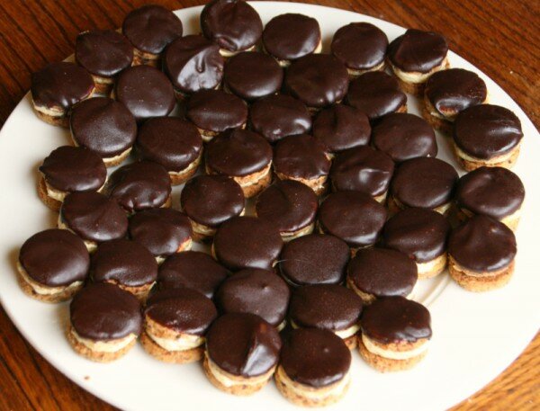 IMG 3380 600x457 Indianers: Hazelnut Shortbread Sandwich Cookies with Custard and Chocolate Ganache